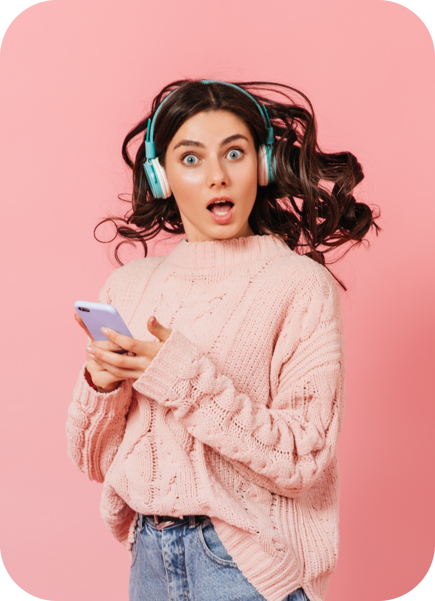 Woman holding the Zerobolas app outdoors